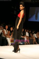 Model walks the ramp for Arjun Show at Lakme Winter fashion week day 4 on 20th Sept 2010 (58).JPG
